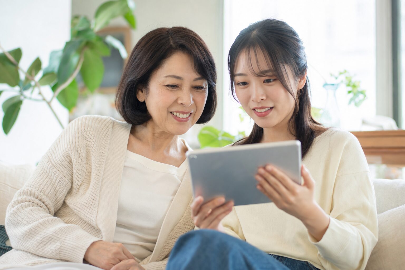 AI時代の就活を学ぶ親子——タブレットを一緒に見る50代の親と大学生