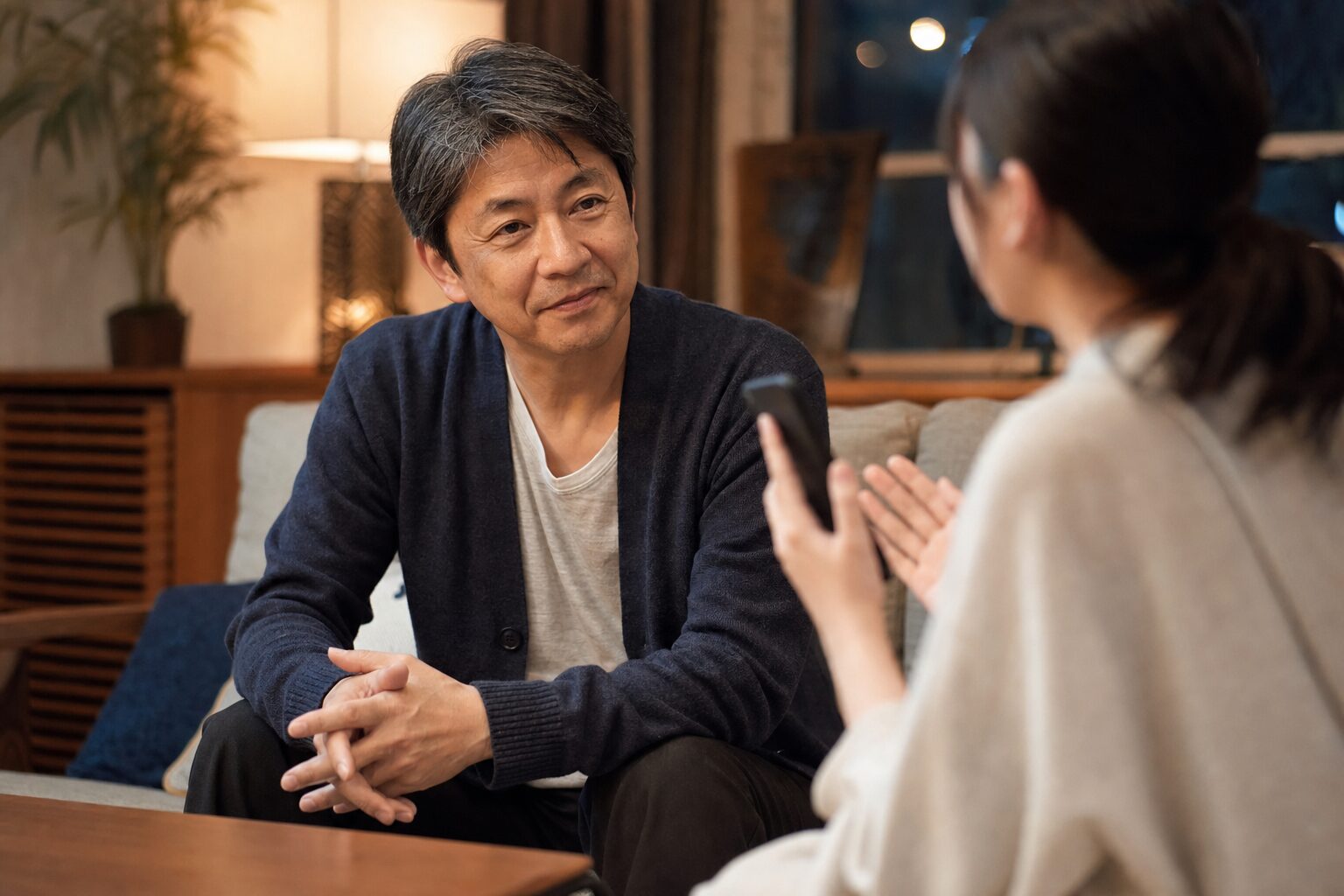 子どもの録画面接練習を静かに聞く親
