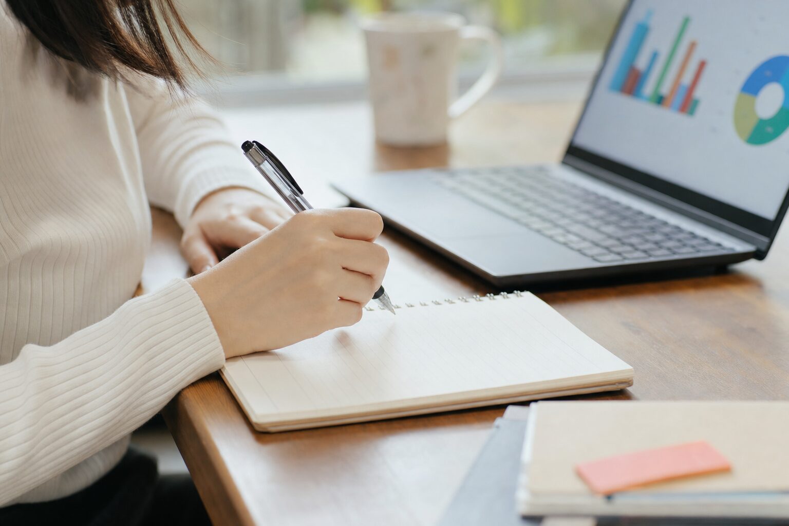 受けた企業の偏りを書き出して持ち駒を見直す様子