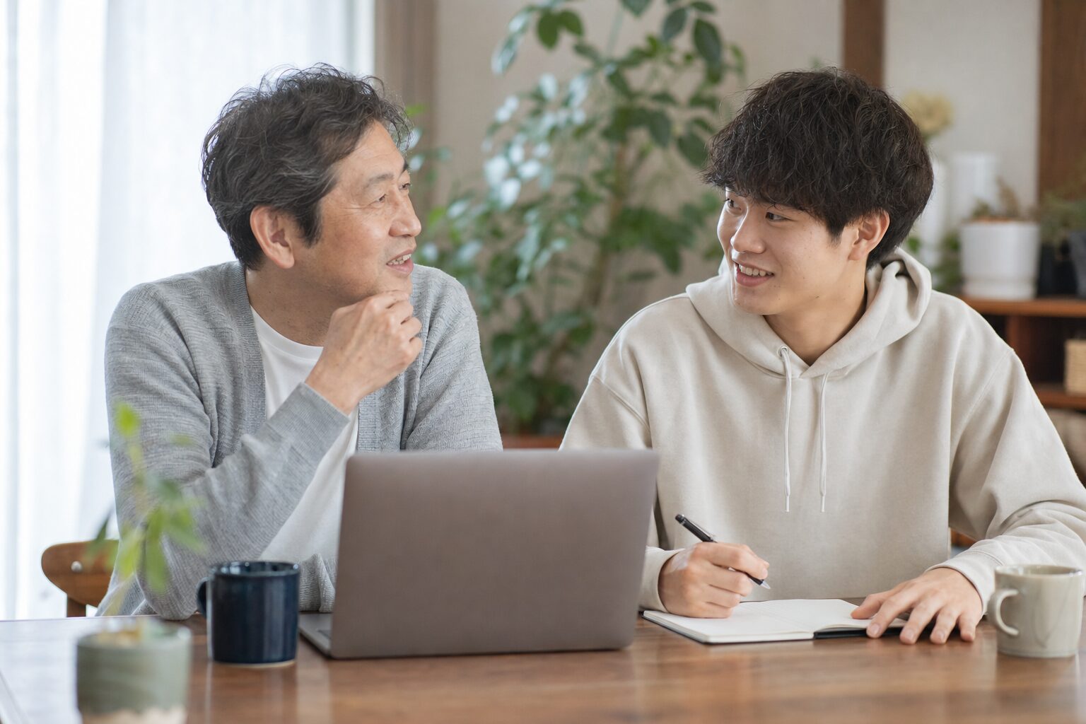 学部の学びと進路について親子で話し合う様子