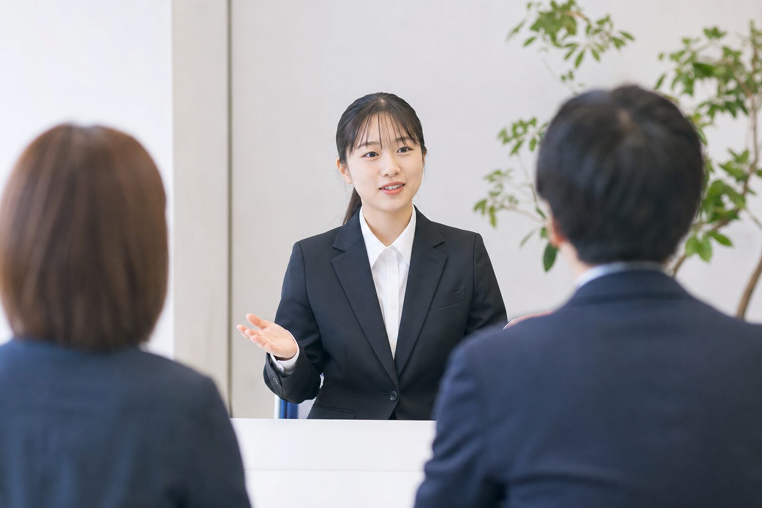面談で自分のプロジェクト経験を説明する就活生