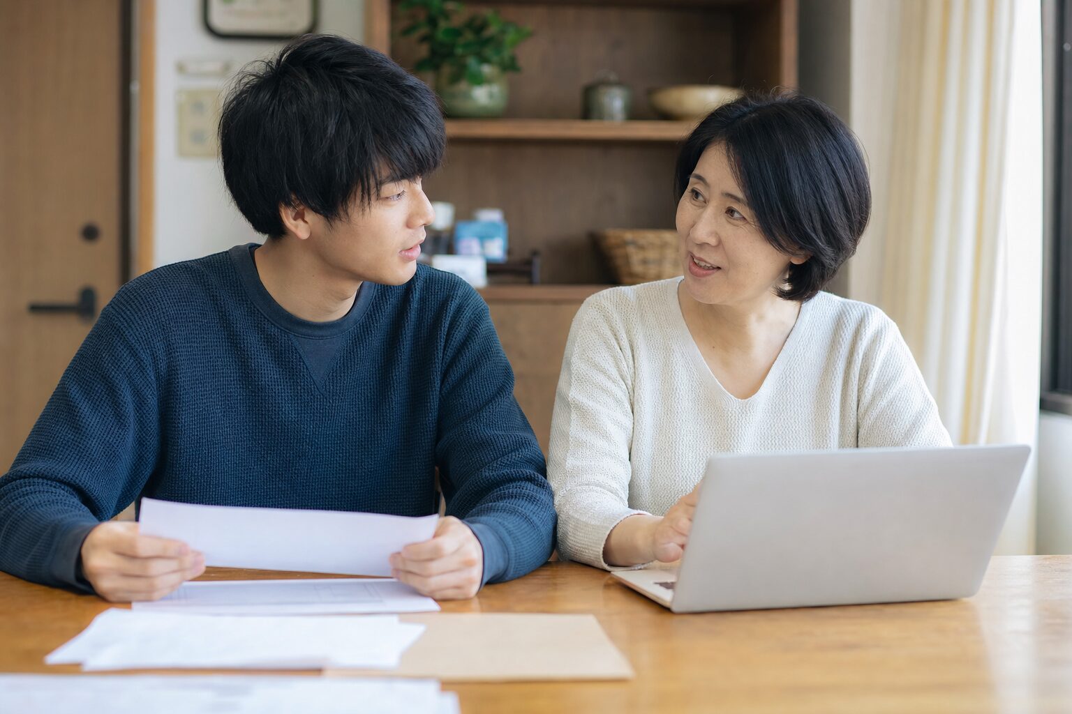 志望する職種について親子で話し合う様子
