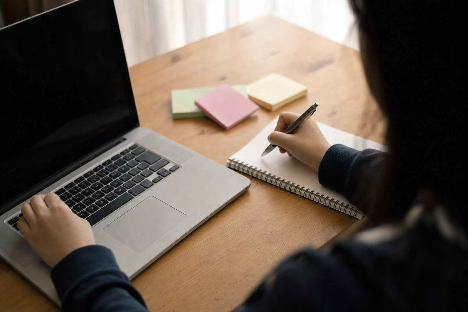 AIの下書きに自分の経験を書き加えながらESを仕上げる学生の手元