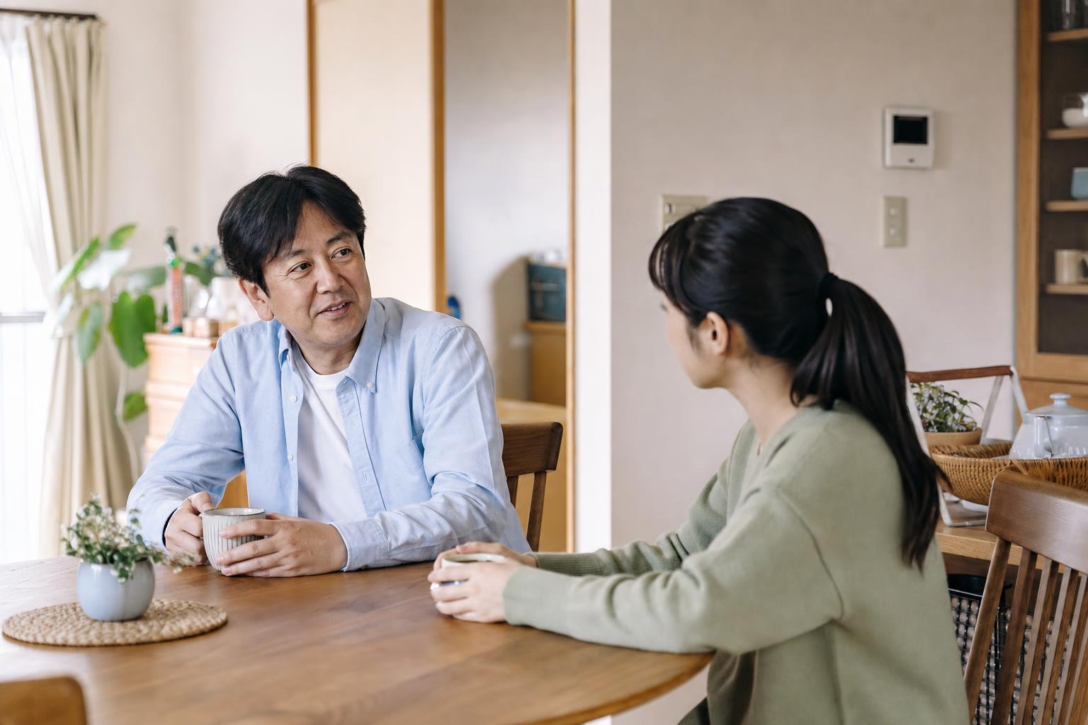 日本の家庭のダイニングで親と子どもが穏やかに会話するイメージ