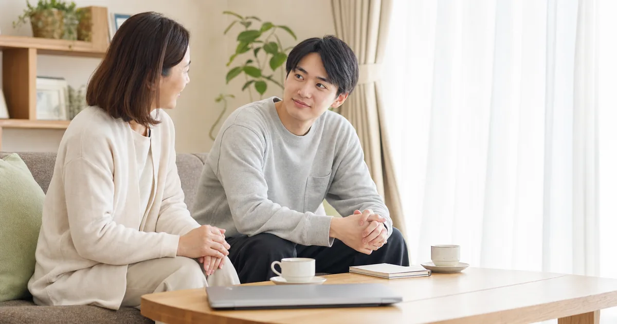 就職活動で疲れた成人した子どもの話を急かさずに聞く親